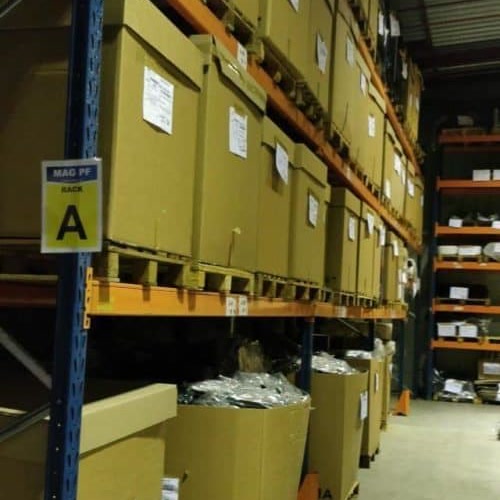 Magasin de stockage APTE : racks et palettes de produits finis étiquetés